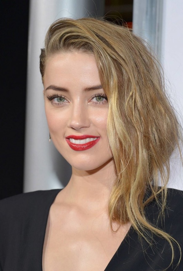 تسريحات شعر مبللة وجانبية بأسلوب النجمة آمبر هيرد