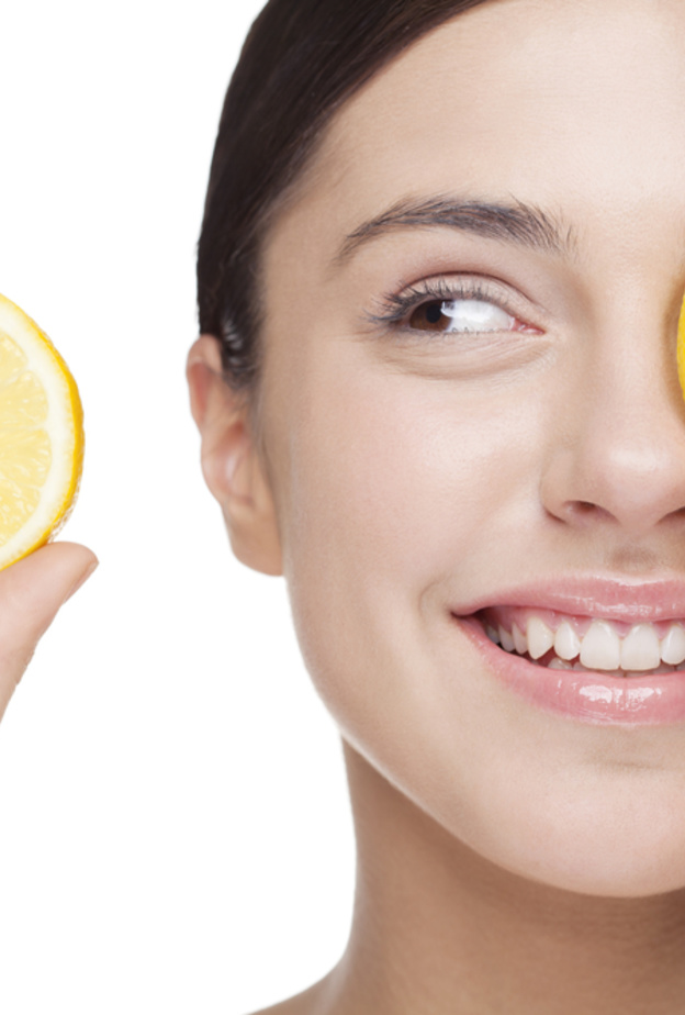 استخدمي الليمون والسكر لتقشير بشرتك العادية