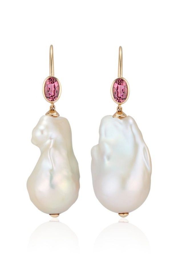 اقراط مميزة مصنوعة من اللؤلؤ وحجر التورمالين الوردي من Marlo Laz