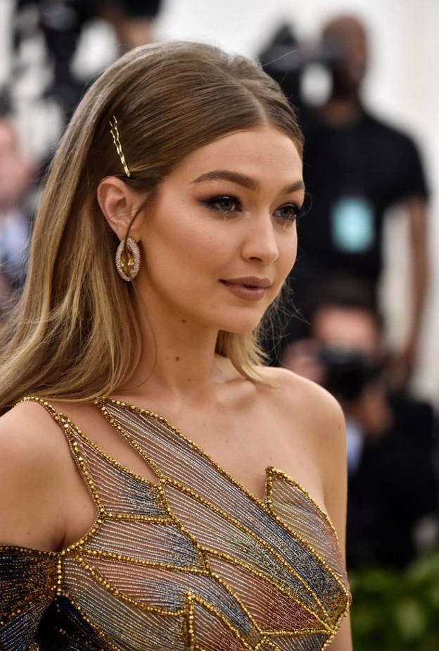 أناقة جيجي حديد بمجوهرات لورين شوارتز Lorraine Schwartz