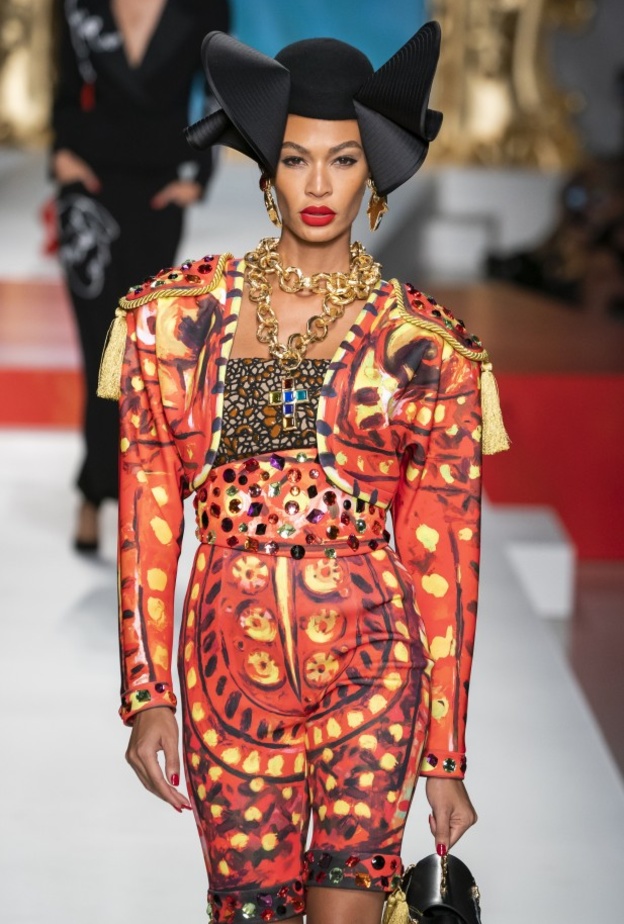 من مجموعة moschino