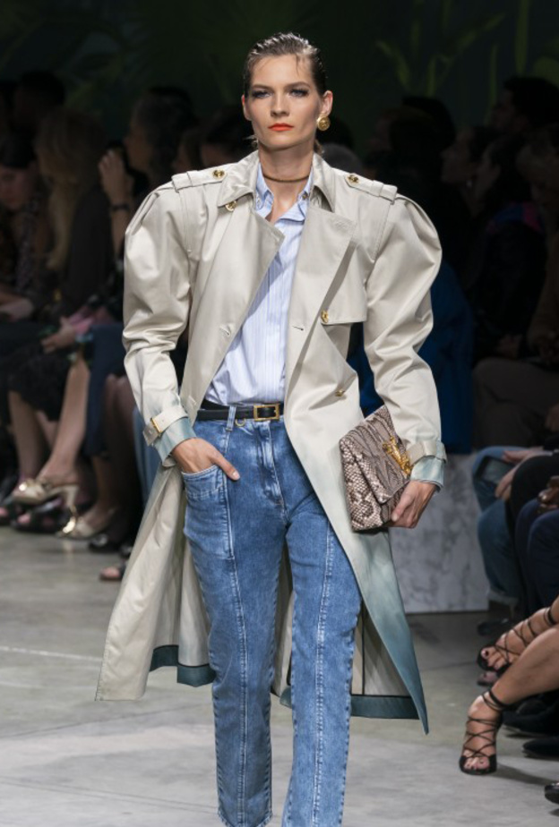  اطلالة فينتاج أنيقة من فيرساتشي