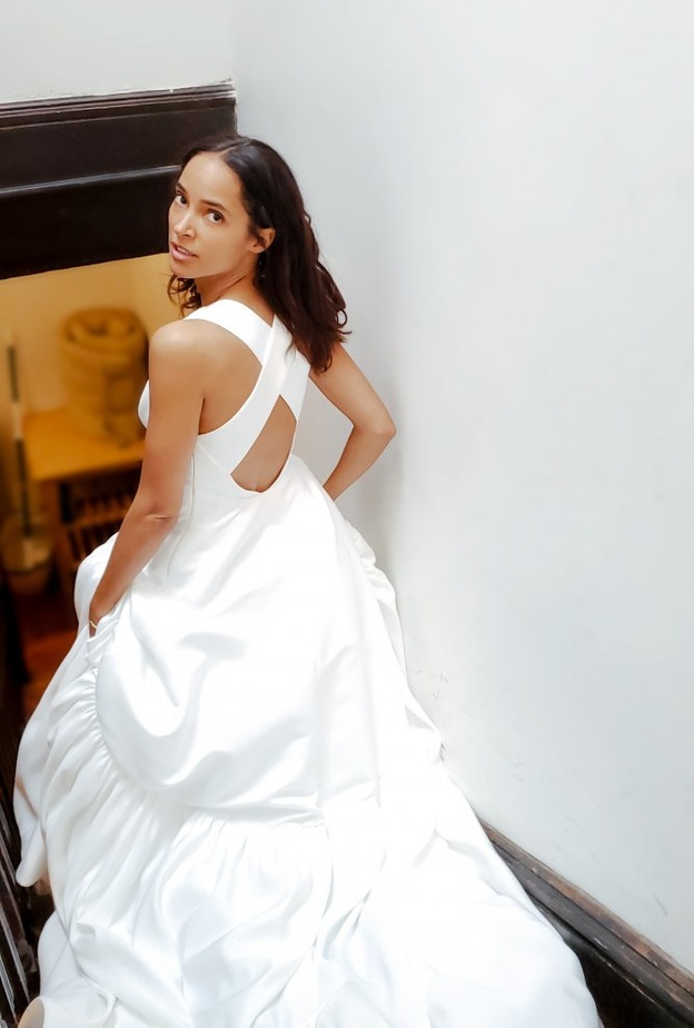  صيحات فساتين زفاف بموديلات جذابة على الظهر من مجموعة Amsale