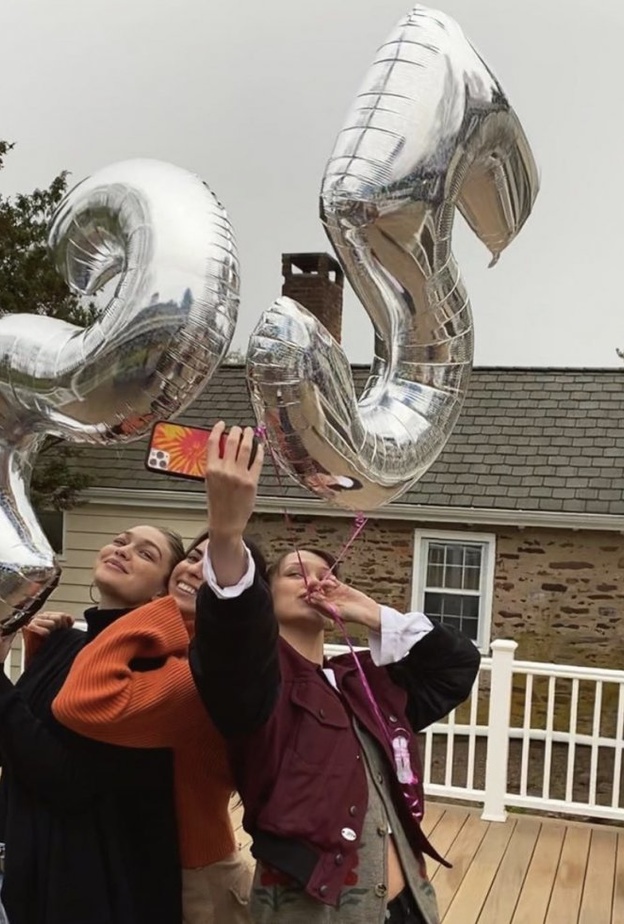 لا تزال جيجي حديد تحتفل بعيد ميلادها برفقة عائلتها في المنزل