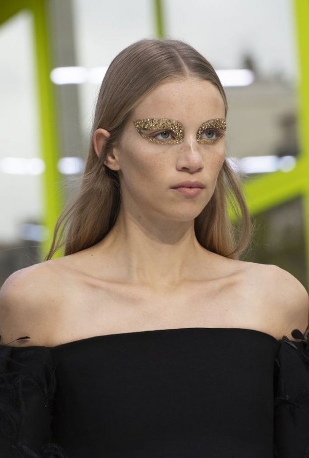 مكياج عيون بارز بحبيبات الخرز موضة صيف 2020 من Valentino