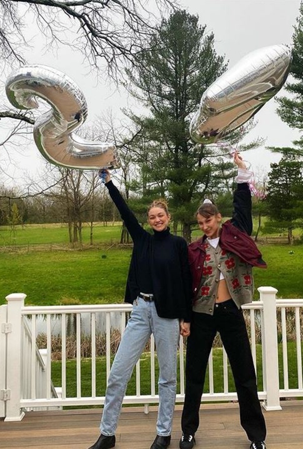 إختارت جيجي حديد كنزة سوداء بياقة عالية مع بلايزر وسروال جينز خصر عالي