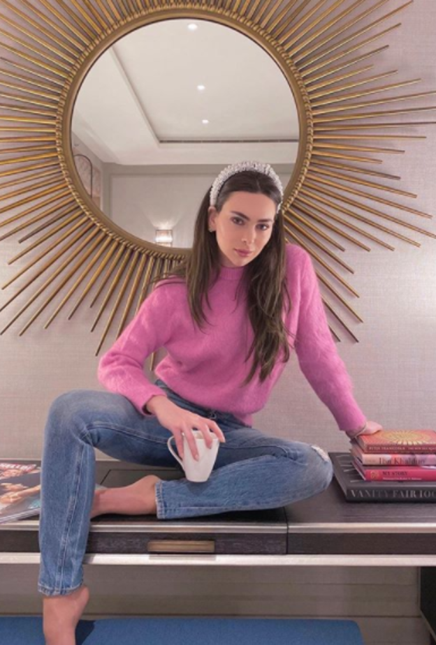  ستيفاني صليبا في تنسيق منزلي في الجينز