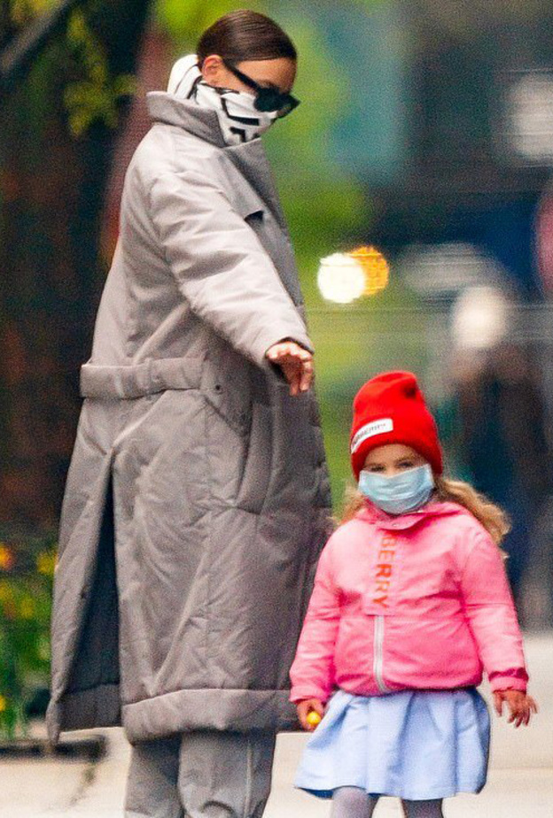  أطلت إيرينا شايك بلوك رمادي أنيق وشتويّ بإمتياز مع وشاح باللونين الأبيض والأسود