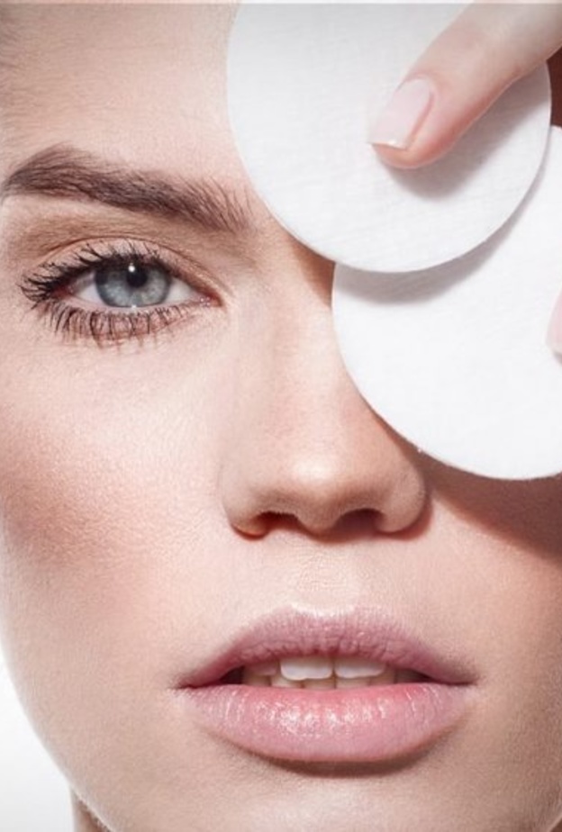 كيفية عمل مزيل مكياج طبيعي في المنزل خلال ايام الحجر