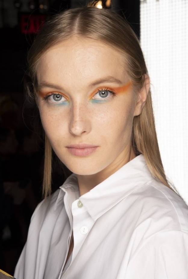 مكياج عيون ملون احدث صيحات جمال صيف 2020 من Oscar De La Renta