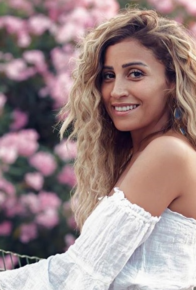  تسريحات شعر كيرلي طويل مع الغرة الجانبية في رمضان باسلوب دينا الشربيني