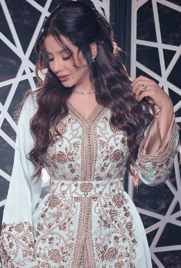 أجمل إطلالات لجين عمران بموضة القفطان مع التطريز البرونزي الذي يبرز أنوثتها