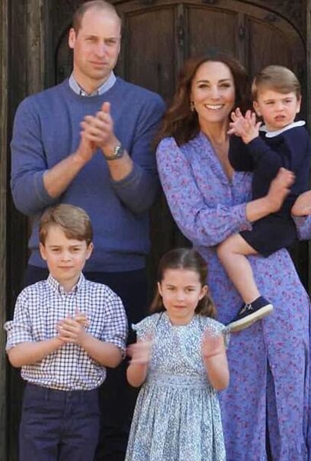 أطلّت كيت ميدلتون بفستان طويل أزرق مزيّن بنقشة الورود من ماركة Ghost