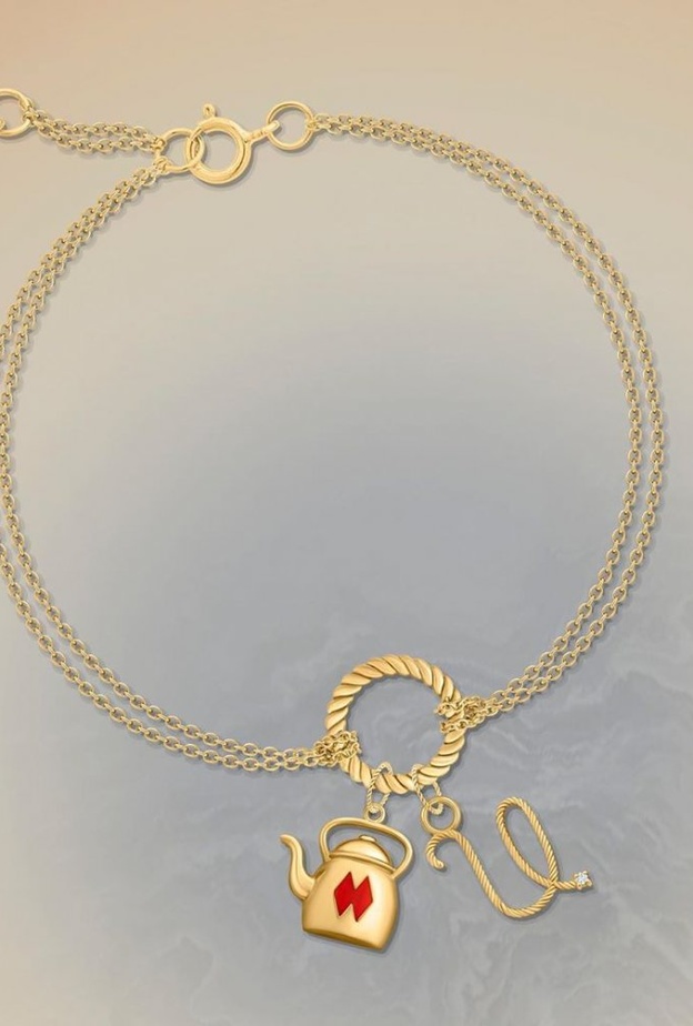 سوار ذهب مبتكر مزدان بقطعة ملهمة من شكل الإبريق التقليدي من MKS Jewelry