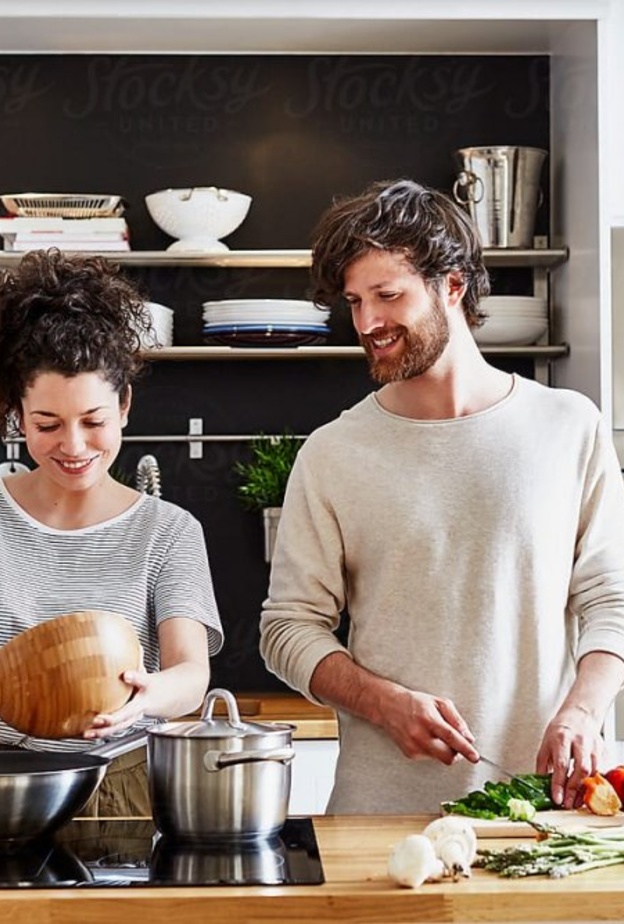 نصائح هامة للعروسين في اول رمضان بعد الزواج - مشاركة العروسين في تحضير مائدة الافطار و السحور