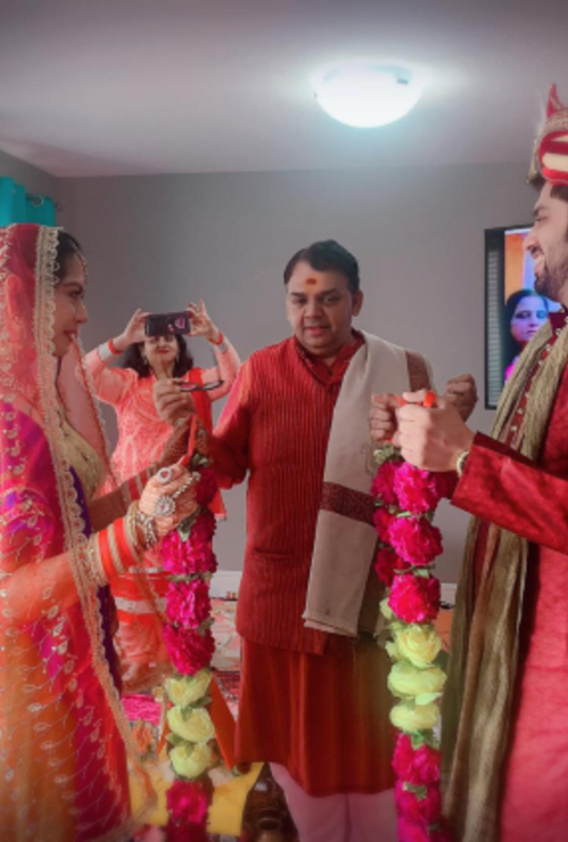 حافظ العروسان على مسافة آمنة مع الكاهن