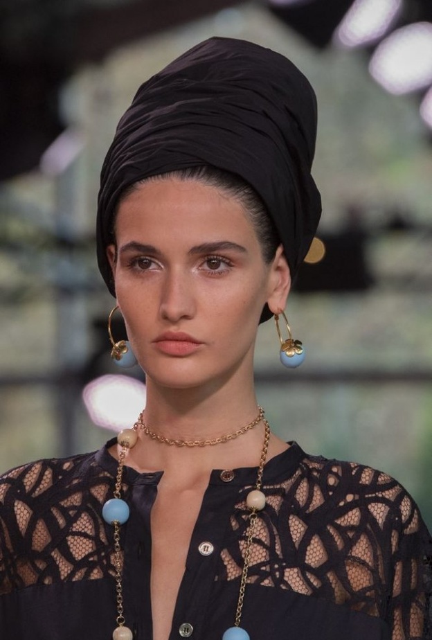 اكسسوارات العقود باللون الذهبي مع الاقراط الناعمة من دار Elie Saab