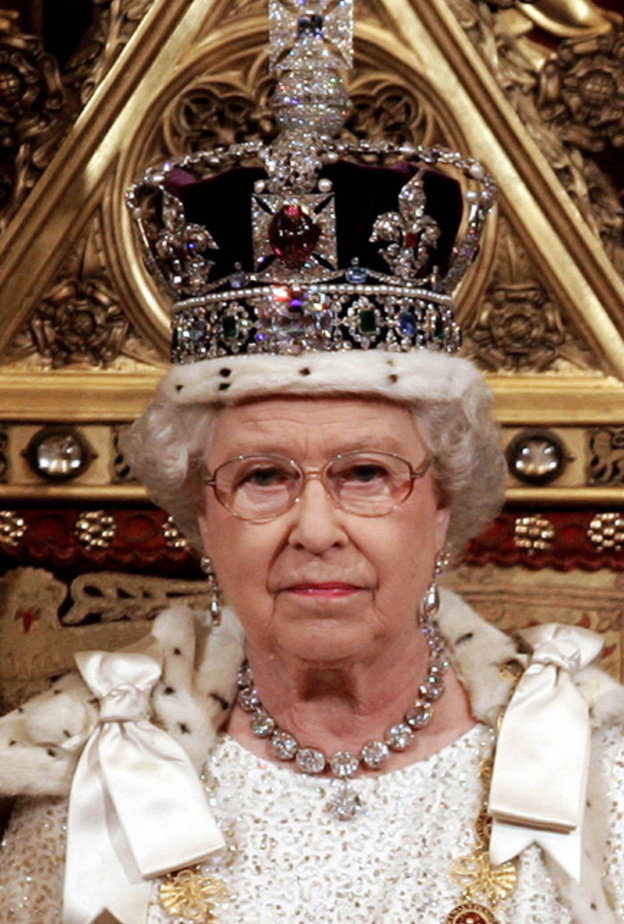 الملكة اليزابيث بالتاج الملكي مع ماسة كولينان