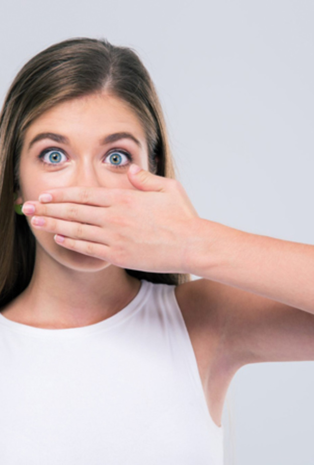 التدخين يسبب رائحة الفم الكريهة