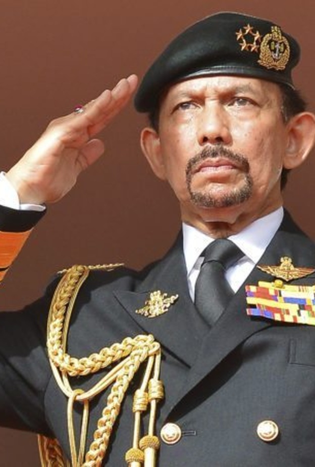 "أثرى أثرياء العالم".. من هو السلطان حسن بلقية الذي يمتلك سيارة مرصعة بالذهب؟ 