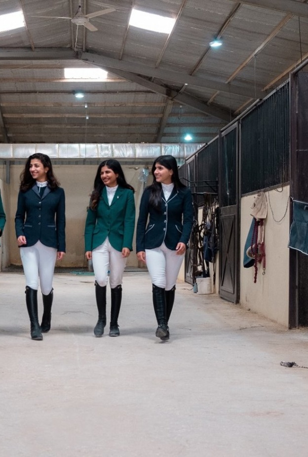 4 فارسات قفز حواجز سعوديات: لمى العجمي، فنون الحميدان، نجلاء الرشيد، وفاء الحسون