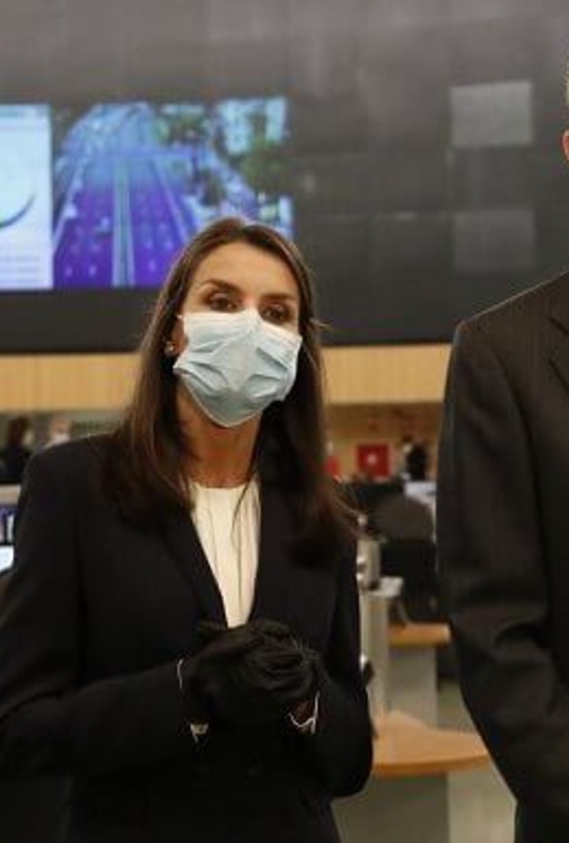 ملك وملكة إسبانيا يزوران مركز طبي للطوارئ