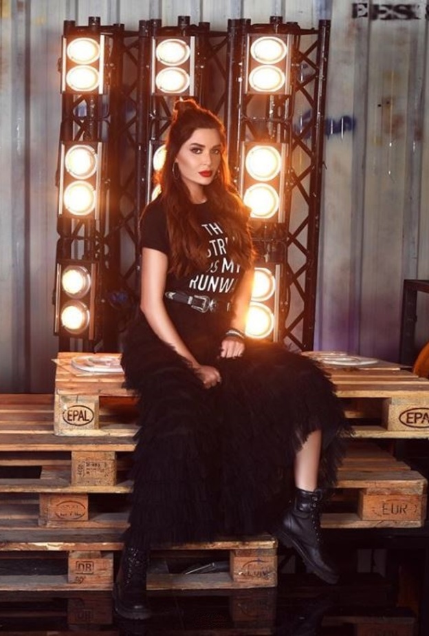  تألقت بتنورة طويلة مؤلفة من طبقات الكشاكش ونسّقت معها تي شيرت سوداء