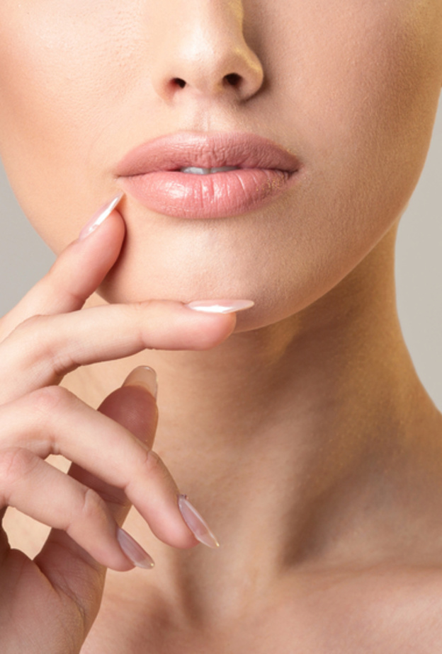 طرق طبيعية وبسيطة لعلاج الشفاه الداكنة في المنزل خلال أيام رمضان