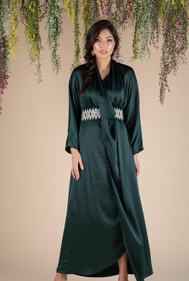 الأخضر الداكت بأسلوب راقي وبسيط مع التطريزات الناعمة بأسلوب الحزام.