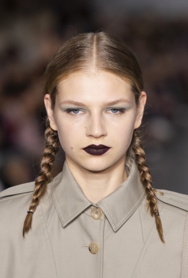  تسريحات شعر بسيطة بدون سشوار للصبايا مع الضفائر الجانبية في رمضان من Fendi