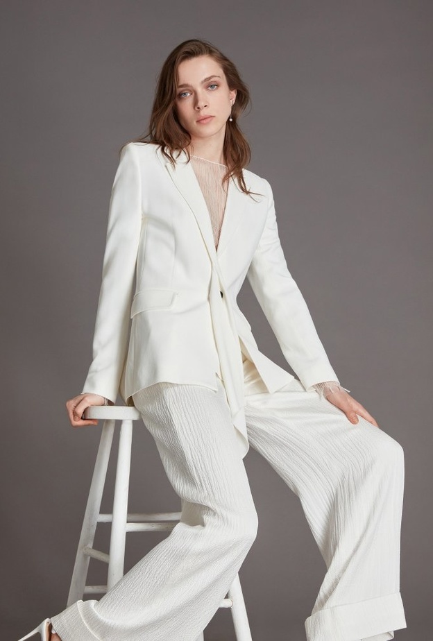  بدلة من roland mouret.