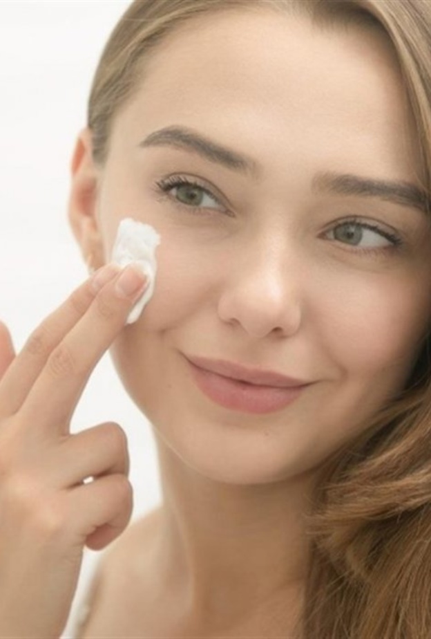  احرصي على وضع واقي الشمس يومياً للحفاظ على بشرتك