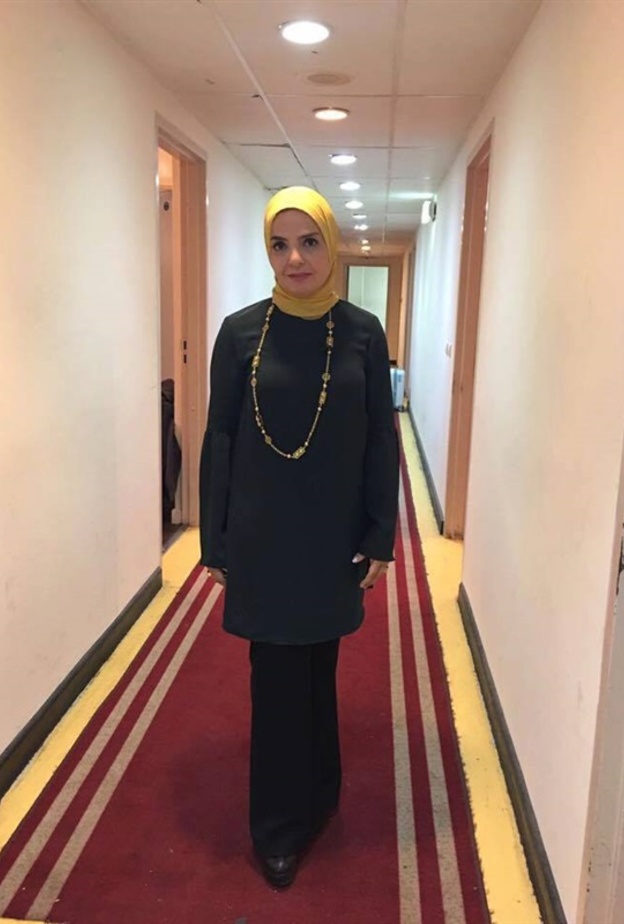 ازياء تناسب المحجبات من الاعلامية منى عبد الغني بتصاميم واسعة باللون الاسود