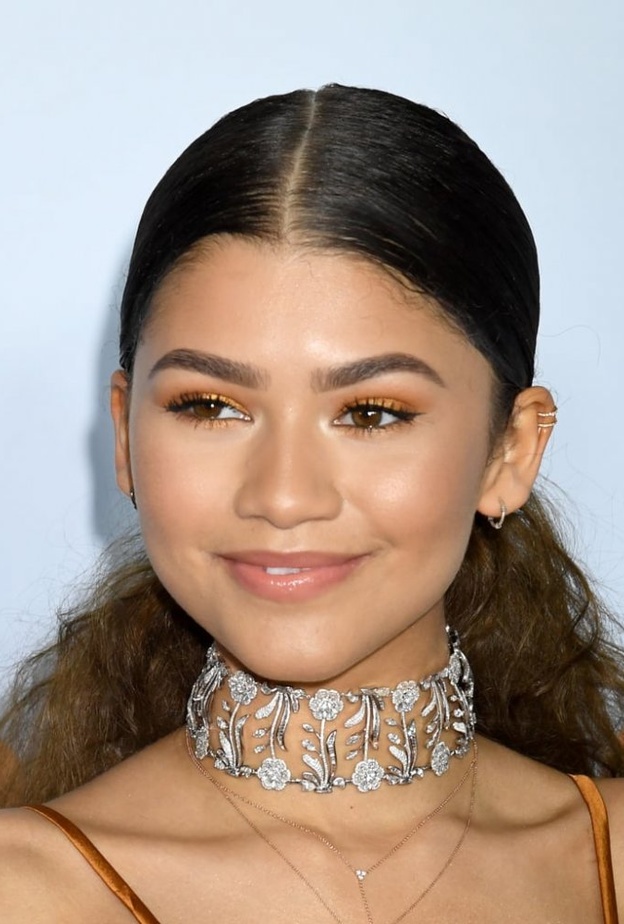 مكياج ذهب ناعم اختارته زندايا