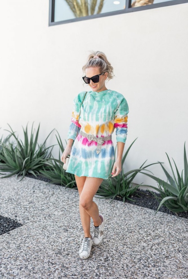  لوك صيفي في الفستان القصير المصبوغ