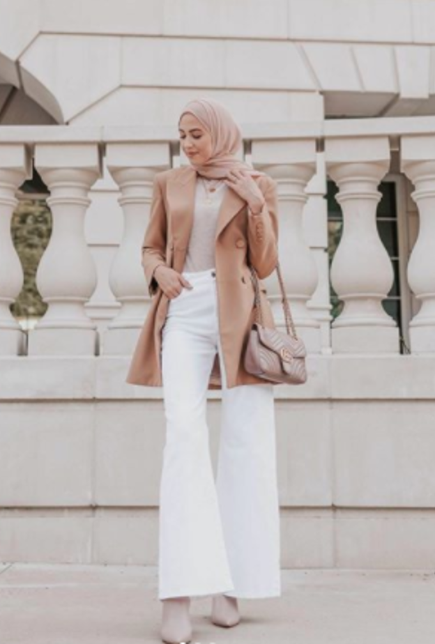 لينا صنوبر في لوك ناعم في البنطلون الأبيض