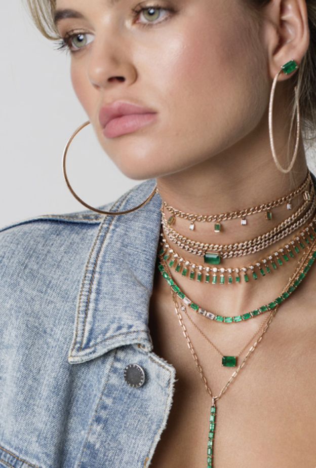 مجموعة ويش بون Wishbone.  قرط وعقد تشوكر ضيق، وعقدان مع عقد سايد Side ذهب أبيض والماس. كل المجوهرات من كاموشكي جوليري Kamushki Jewellery