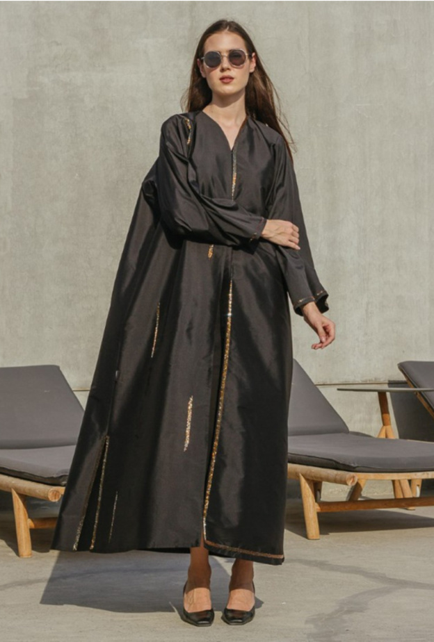 تصميم عصري وشبابي باللون الزسود مع لمسات الذهبي من Asmaamarri