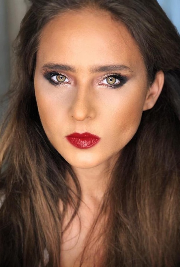 طريقة وضع الوان احمر شفاه قوي ولماع من وحي اطلالات النجمة نيللي كريم