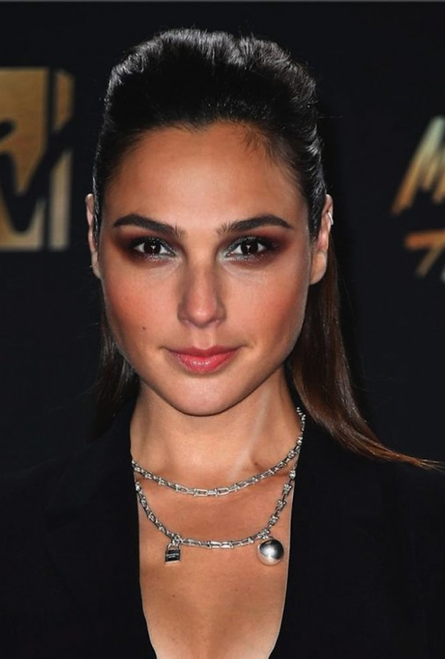 غال غادوت راقية بقلادة عصرية من تيفاني Tiffany