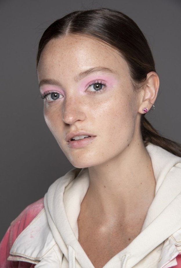 اختاري لون الظلال المناسب للون بشرتك