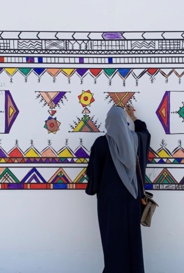 انجزت الفنانة ريما الباز جدارية القط العسيري بمهرجان الجنادرية 32