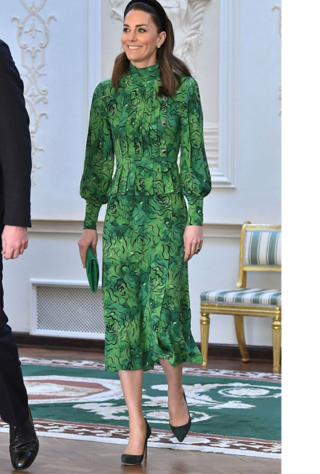  كايت ميدلتون في فستان ميدي معرق باللون الأخضر