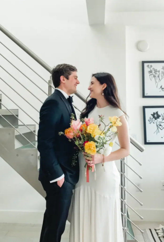 العروسين اثناء استقبال ضيوف حفل الزفاف الافتراضي عبر منصة زووم