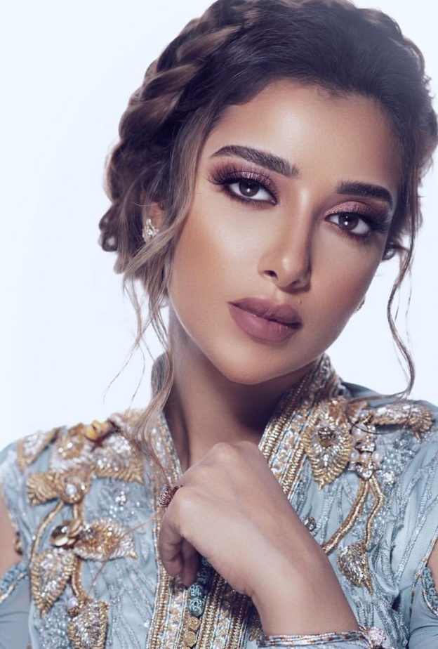  تسريحات شعر مع الضفائر على شكل باند مستوحاه من إطلالات بلقيس فتحي لربيع 2020