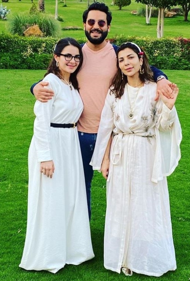 أصالة إختارت عباية مفتوحة على شكل رداء، تميّزت بالتطريز الأنيق