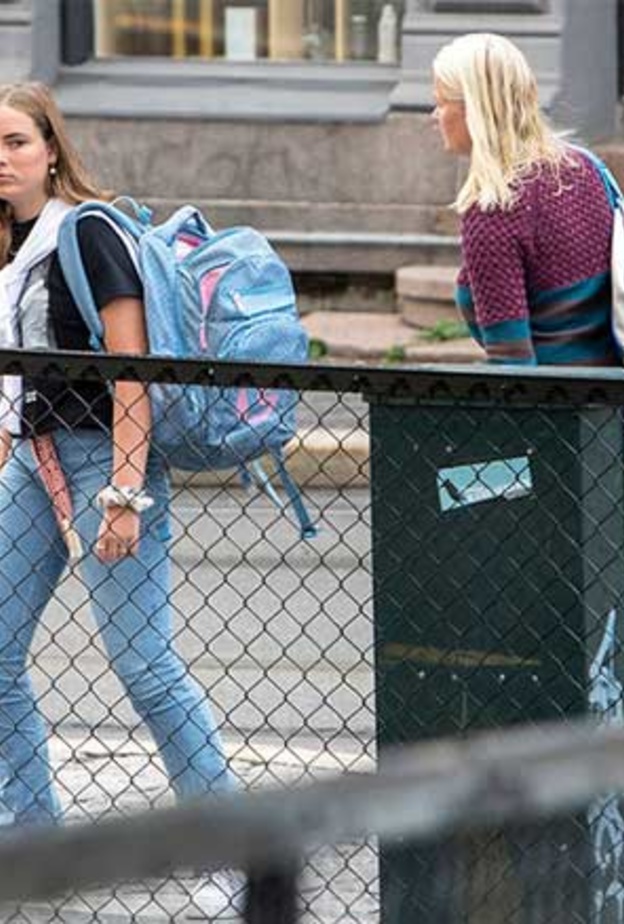 الأميرة أنجريد تساعد زملائها الطلاب في ظل أزمة كورونا