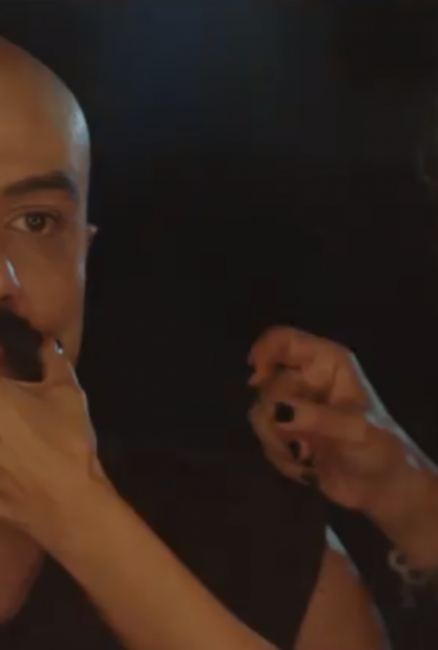 مسلسل بـ 100 وش