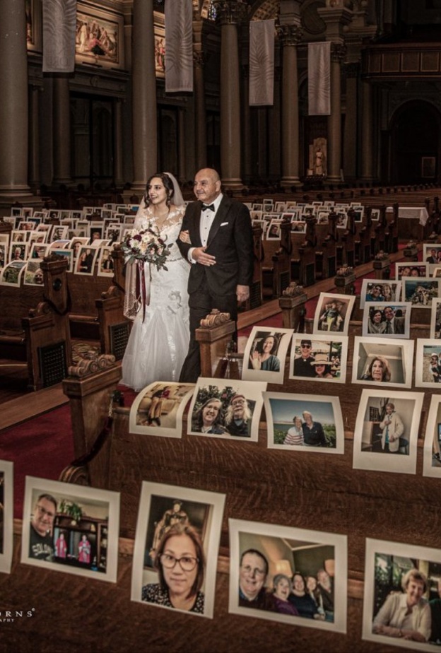 صور المعازيم شاركت العروسين فرحتهما