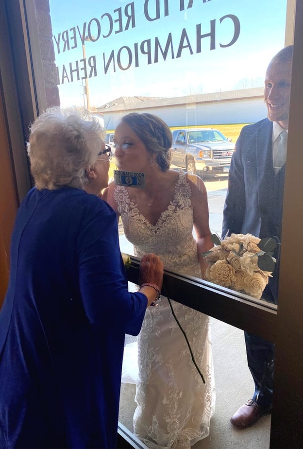 قبلات من وراء الزجاج بين الجدة وحفيدتها